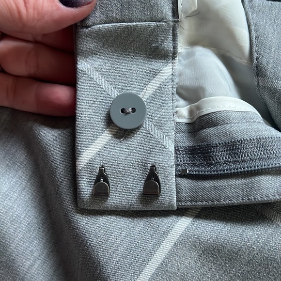 Express size 8R, columnist gray block capri - Picture 3 of 8